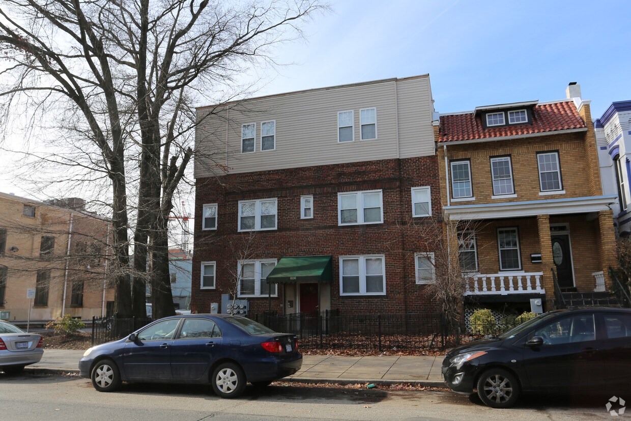 Building Photo - 806 8th St NE
