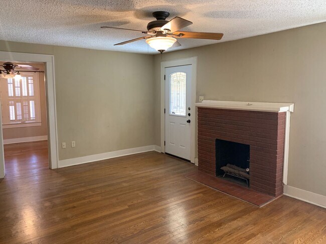 Building Photo - Pre-Leasing For Fall 2024 - Gorgeous 2 Bed...
