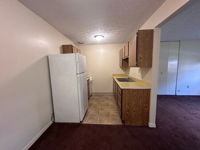 Cocina de unidad de un dormitorio - Richmond Manor Apts- WAIT LIST - Section 8