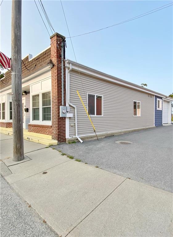 Building Photo - 826 W Shore Rd