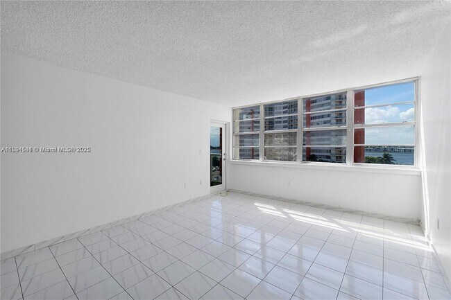 Foto del edificio - 1351 NE Miami Gardens Dr