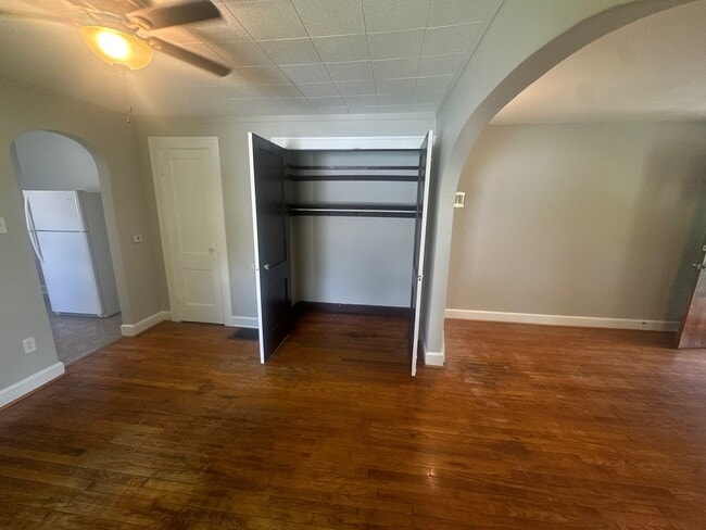 Building Photo - 2227 E Riverside Dr