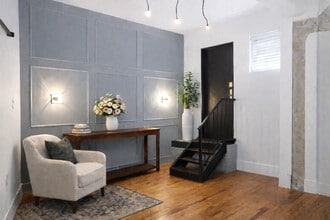 Building Photo - 705 Main St