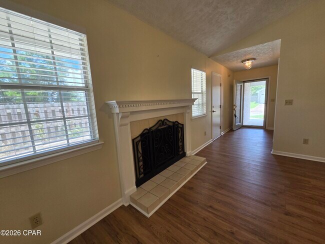 Building Photo - 4012 Woodridge Rd