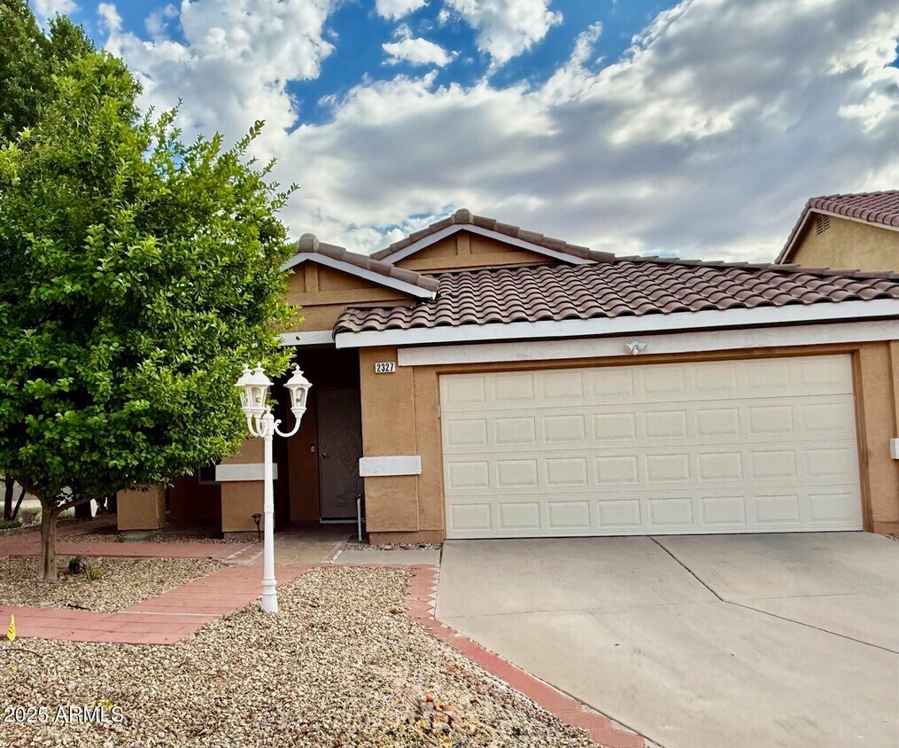 Foto principal - 2327 E Winchester Pl