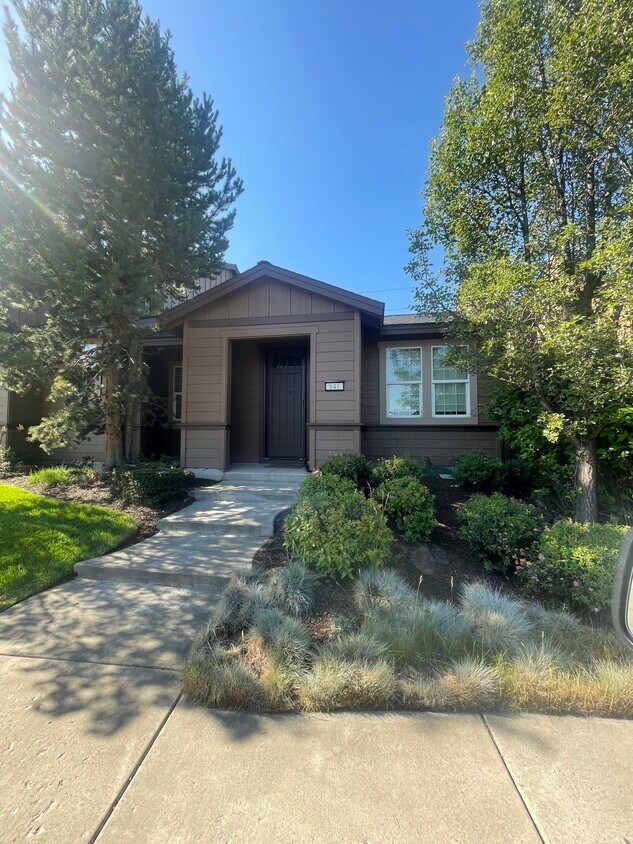 Foto principal - 641 SW Peak View Pl