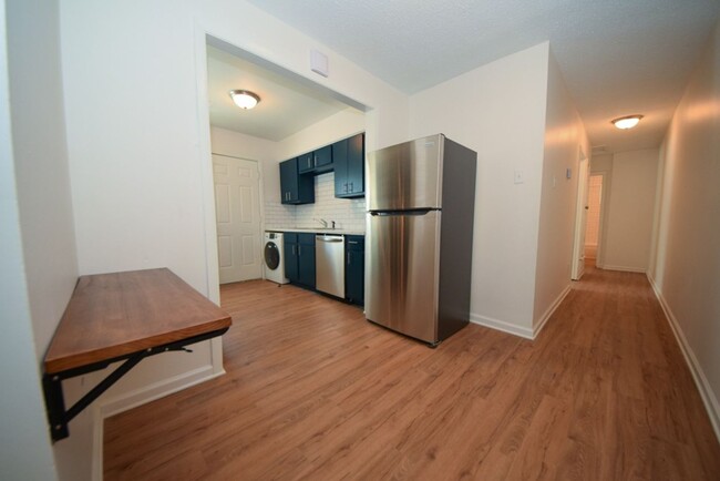 Foto del edificio - GORGEOUS UPDATES in this 2 bed, 1 bath dup...