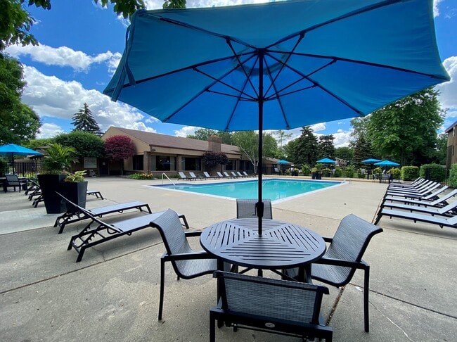 Piscina climatizada con asientos tipo lounge en Lakeside Village Apartments en Clinton Township, MI - Lakeside Village Apartments