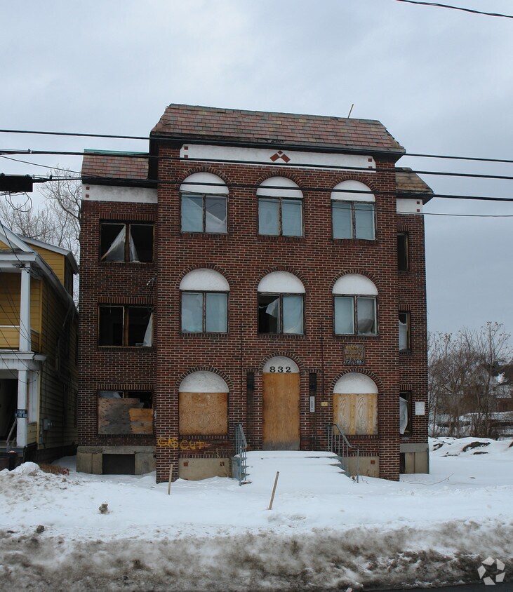Building Photo - 832 Park Ave