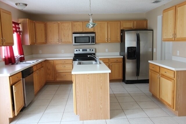 Building Photo - Deltona - 4 Bedroom, 3.5 Bathroom - $1,995.00