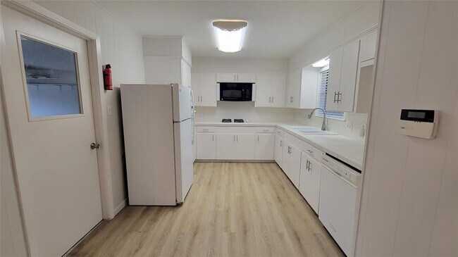 Foto del edificio - 215 Pine Shadow Dr
