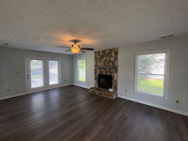 Foto del edificio - Charming 3 Bed 2.5 Bath Home with Large Ba...