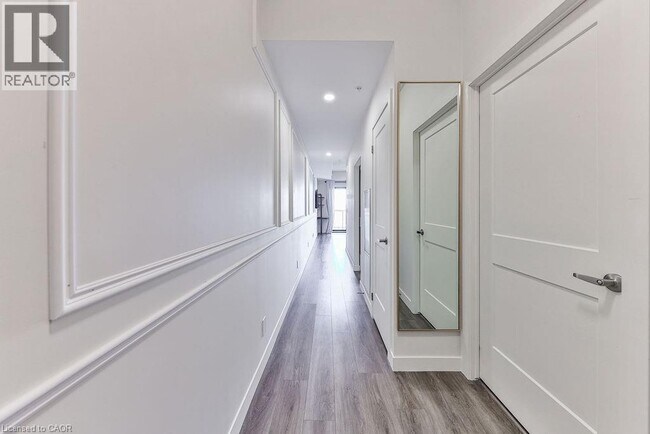 Building Photo - 15 Queen St S