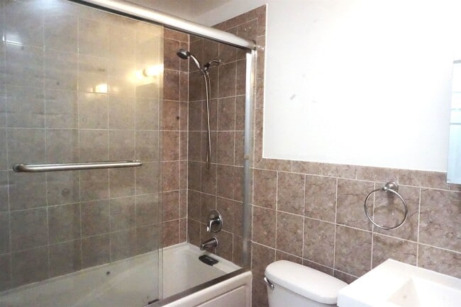 Building Photo - 342 Forrest St