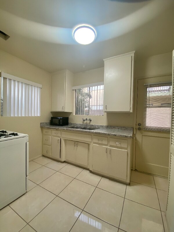 Building Photo - 544 Los Robles Ave