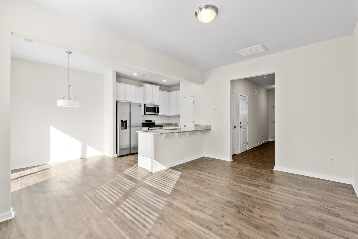 Foto principal - 3 BR, 2.5 BA Townhome, 6-12 month lease av...
