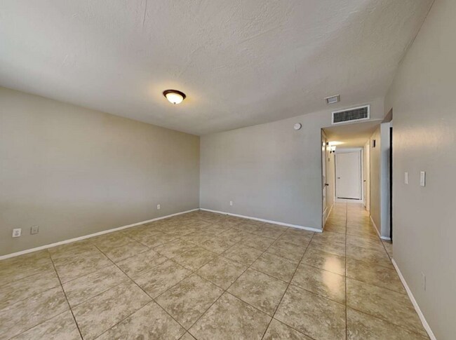 Foto del edificio - 12956 W Desert Ln