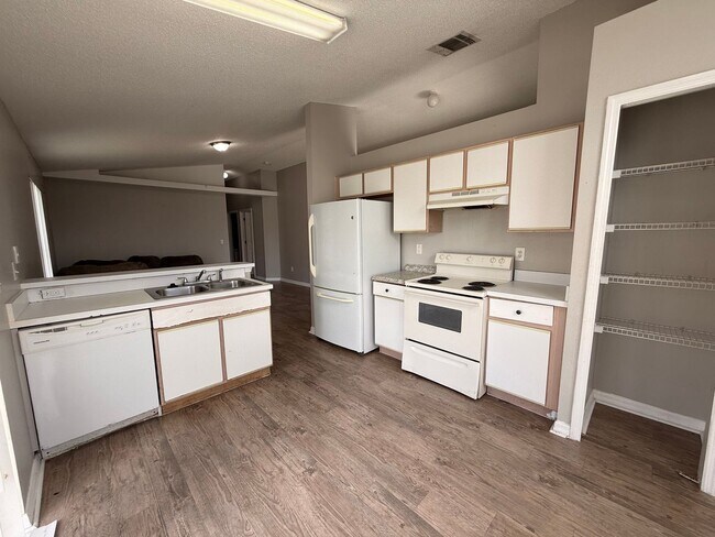Foto del edificio - Large Modern 3 bed / 2 Bath Home In Sanford