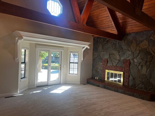 Foto del edificio - MORGAN HILL Expansive 6 bedroom, 4.5 bathroom home