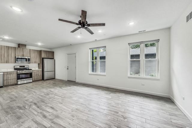 Building Photo - 3 bedroom in Chicago IL 60637