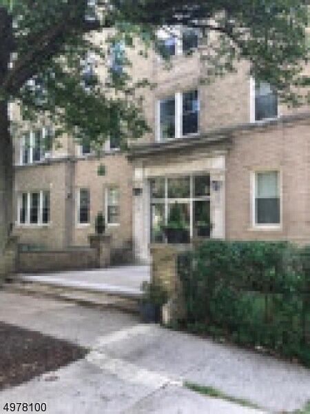 Building Photo - 16 Seymour St
