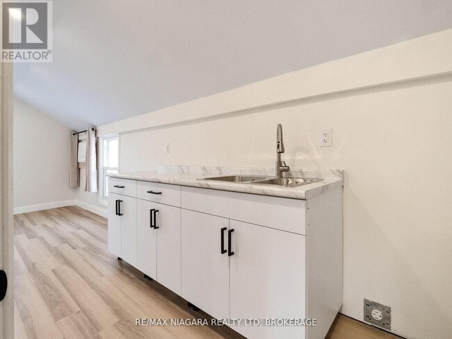 Building Photo - 132 Waterloo St