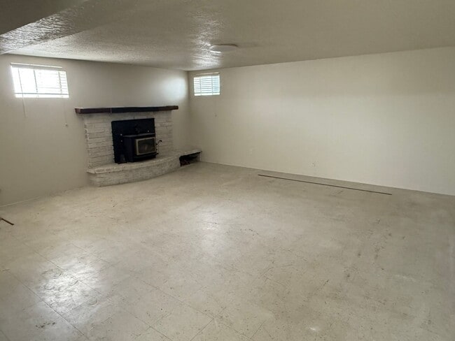 Building Photo - Beautiful home with spacious layout