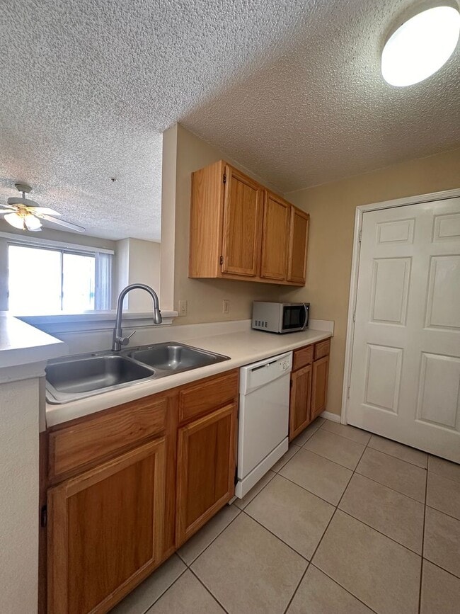 Building Photo - Spacious 1B/1B Unfurnished Condo near Beach in the Heart of Destin!