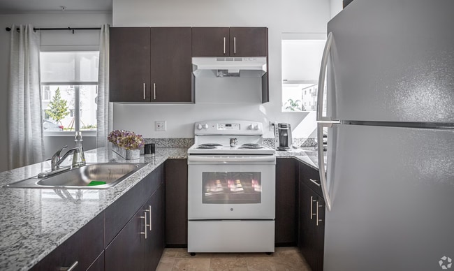 Building Photo - 407 W 77th St