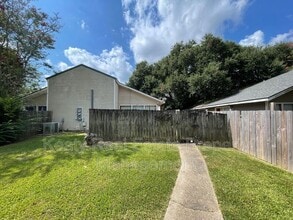 Building Photo - 405 Fox Run Ave