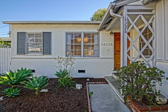 Building Photo - CHARMING, BRIGHT & AIRY HOLLYGLEN HOME W/ BEAUTIFULLY LANDSCAPED FRONT & REAR YARDS W/ PATIO BLOC...