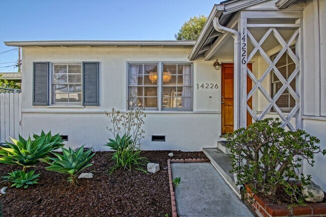 Foto del edificio - CHARMING, BRIGHT & AIRY HOLLYGLEN HOME W/ BEAUTIFULLY LANDSCAPED FRONT & REAR YARDS W/ PATIO BLOC...
