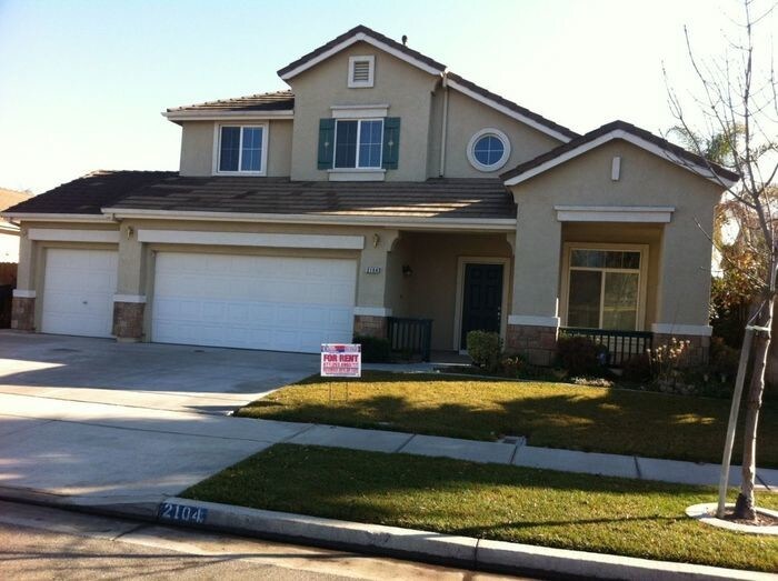 Foto principal - MODESTO LARGE 4 BEDROOM 3 BATH HOME