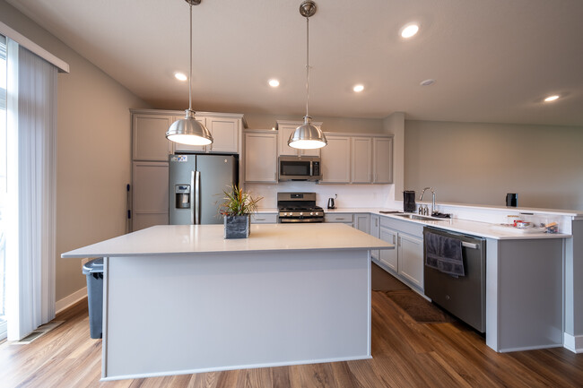 Building Photo - 575 Locke Pointe Dr