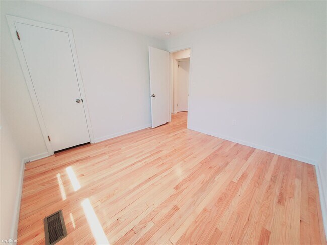 Building Photo - 4 br, 2.5 bath Condo - 39 Keith St