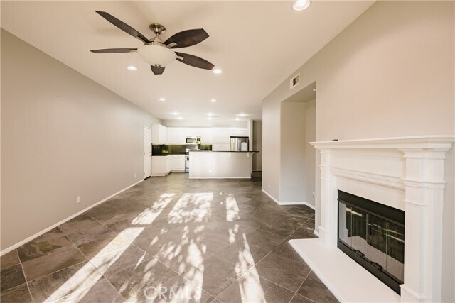 Building Photo - 89 Duet