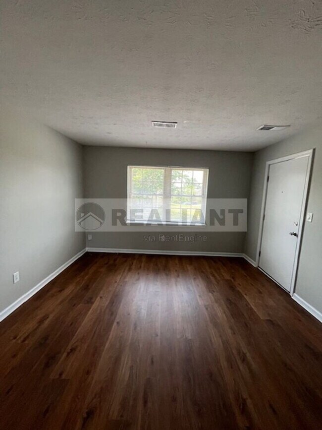 Foto del edificio - 425 Lenney Dr