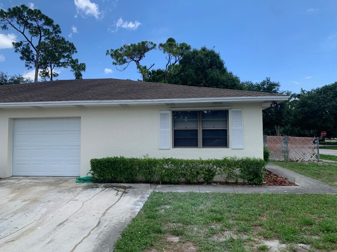 9042 E Highland Pines Dr, Palm Beach Gardens, FL 33418 Townhome