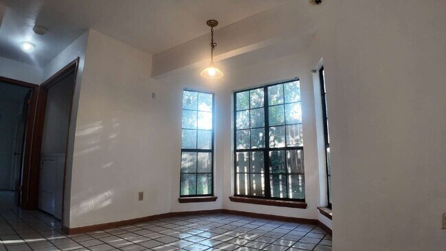 Foto del edificio - Freshly Remodeled 3 BR 2 BA Townhome Located Minutes From Doak Campbell Stadium!