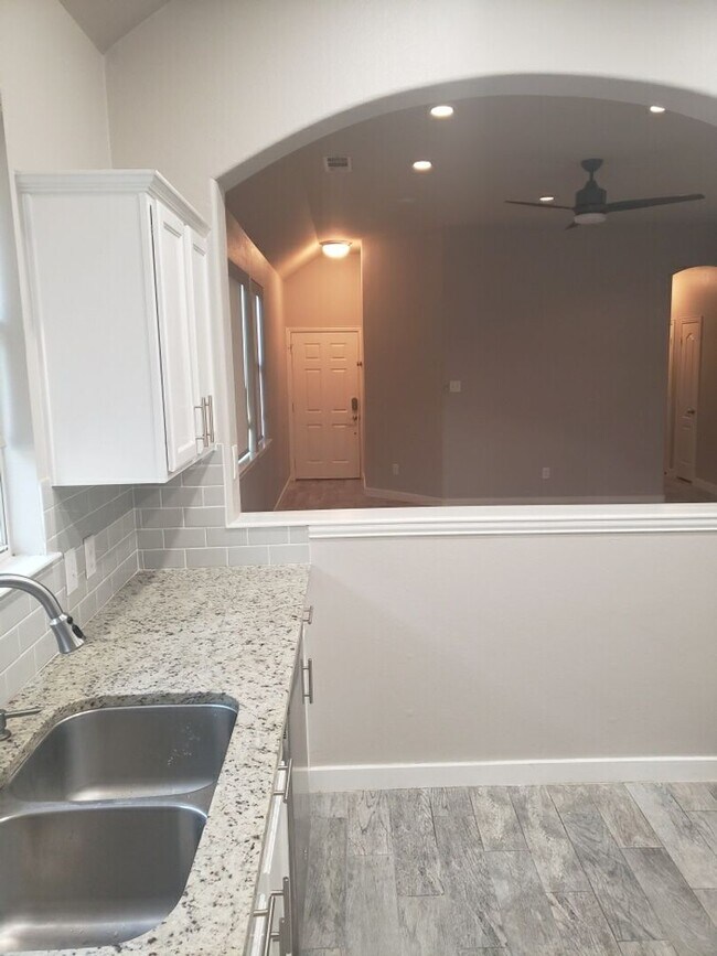 Foto del edificio - Beautiful 3 Bedroom 2 Bath Home Located in...