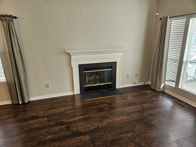 Building Photo - Darling 3br/2ba home. Available now! Scree...