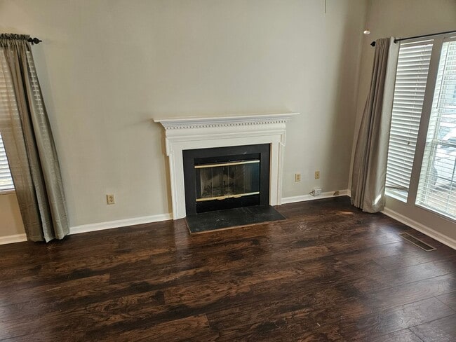 Foto del edificio - Darling 3br/2ba home. Available now! Scree...