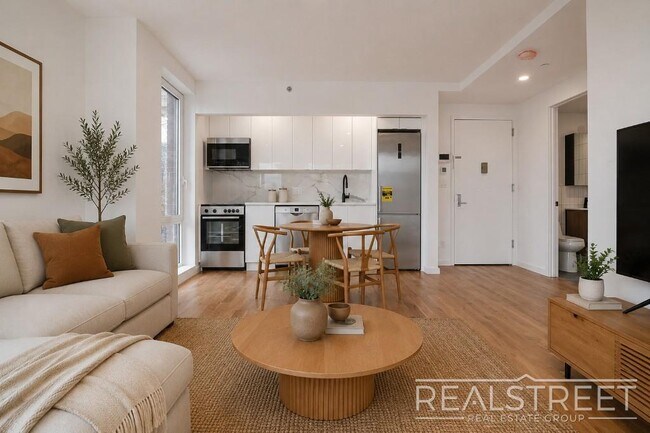 Foto del edificio - Light-Filled Corner 1BR with Private Outdoor Space & In-Unit Washer/Dryer