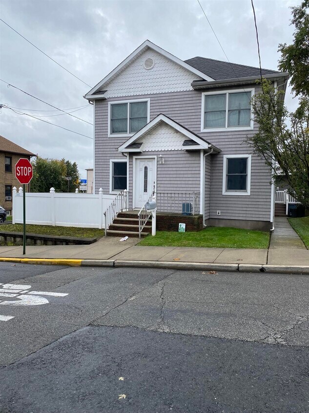 306 Lincoln Ave Unit 1, Secaucus, NJ 07094 Condo for Rent in Secaucus