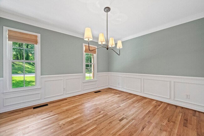 Building Photo - Stunning, Updated 4 Bedroom Home in Bon Ai...