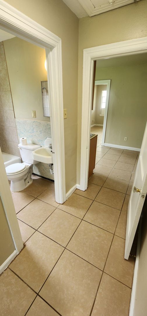 Building Photo - 1 Bedroom 1 Bath Duplex on quiet street in...