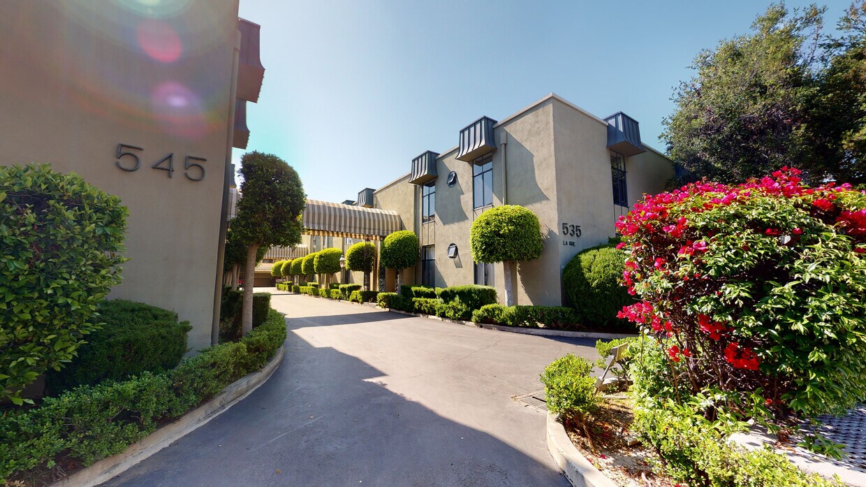 La Rue Apartments Entrance - 535 S Los Robles Ave