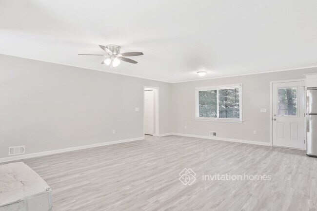 Building Photo - 6135 Hillpine Dr
