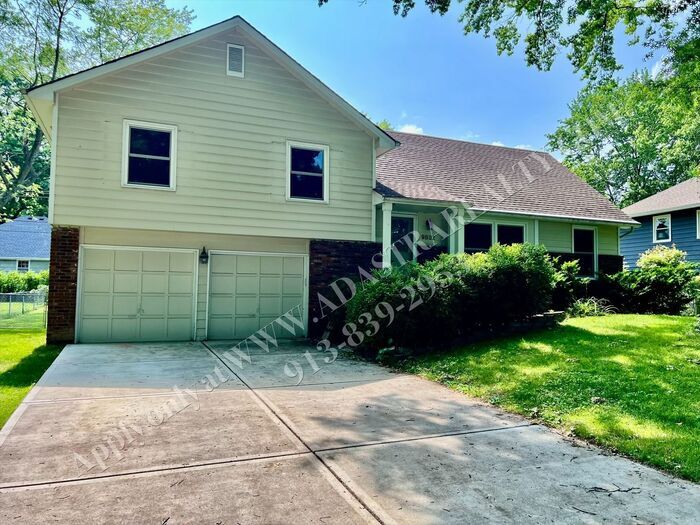 Foto principal - Lovely Home In Nall Hills-Available NOW!