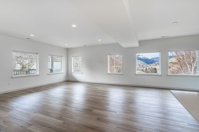 Building Photo - Newer Construction! 3 bed/2.5 bath, double garage, central heat/air, VIEWS!